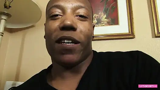 Крошка обожает секс со своим черным любовником