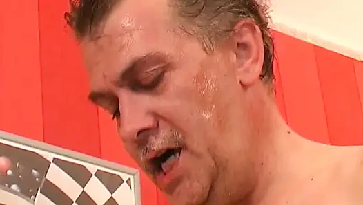 Тинка из Германии получила большую порцию теплой спермы на ее лицо