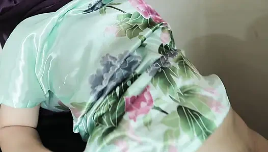 Gadis India dengan pantat montok, dientot sama tukang pijat gara-gara terlalu seksi pakai gaun satin transparan