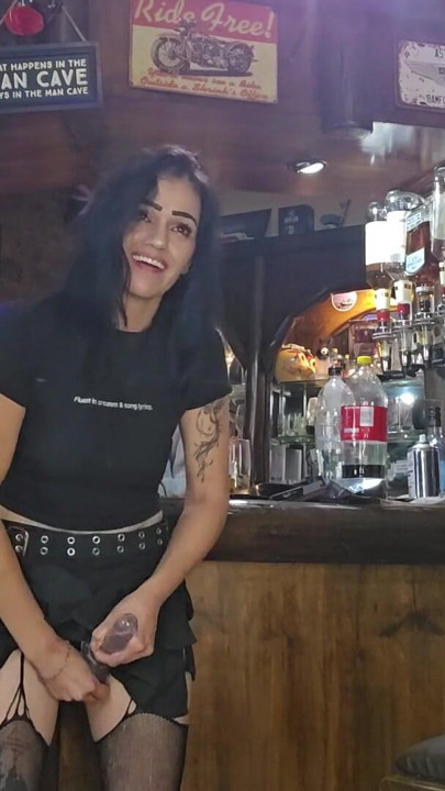 בנות מזיינות אחת את השנייה עם דילדו סטרפלס בזמן שהבעלים צופים | קליפ 1