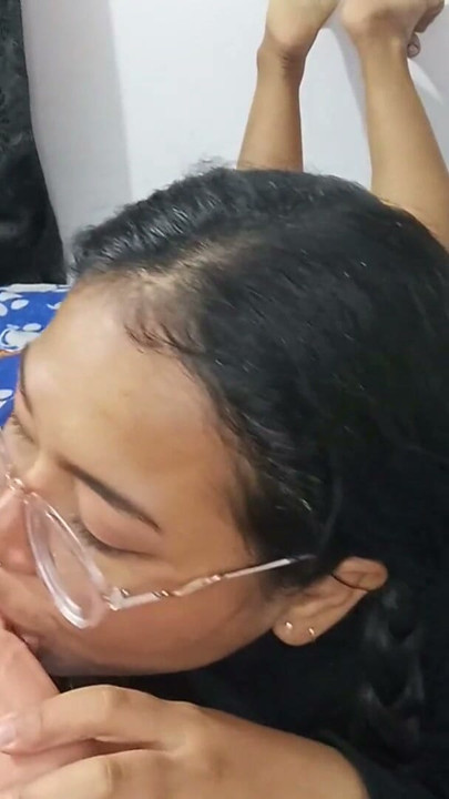 안경 낀 여자가 눈을 마주치며 깊게 빨아주는 블로우잡 | 클립 1