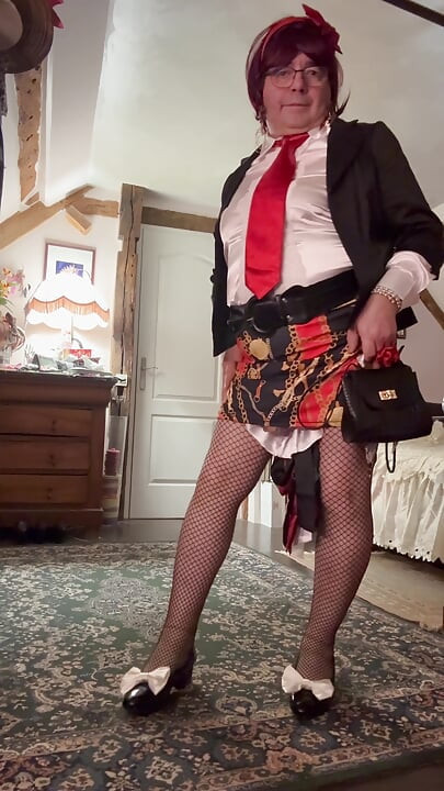 แต่งตัวในกระโปรงลายเล็ก ๆ สําหรับตอนเย็น