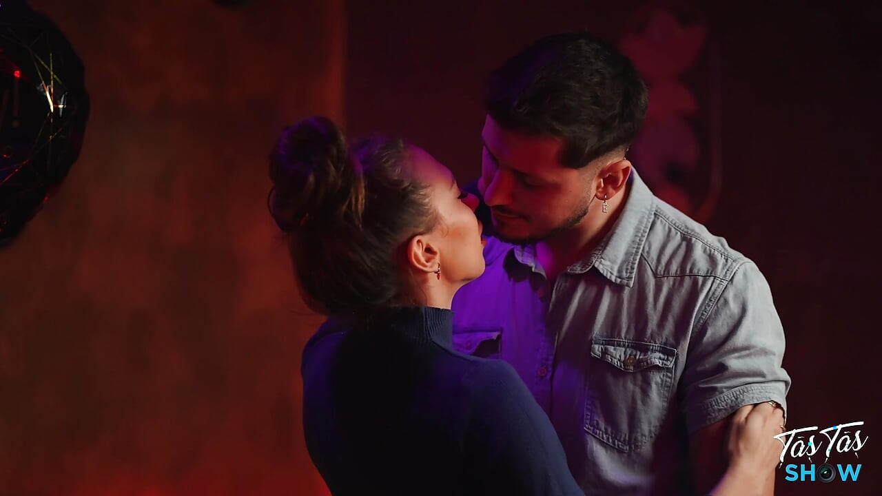 Εξέπληξα την ετεροθαλή αδελφή μου σε ένα Swing Club στα γενέθλιά της - Full HD επεισόδιο