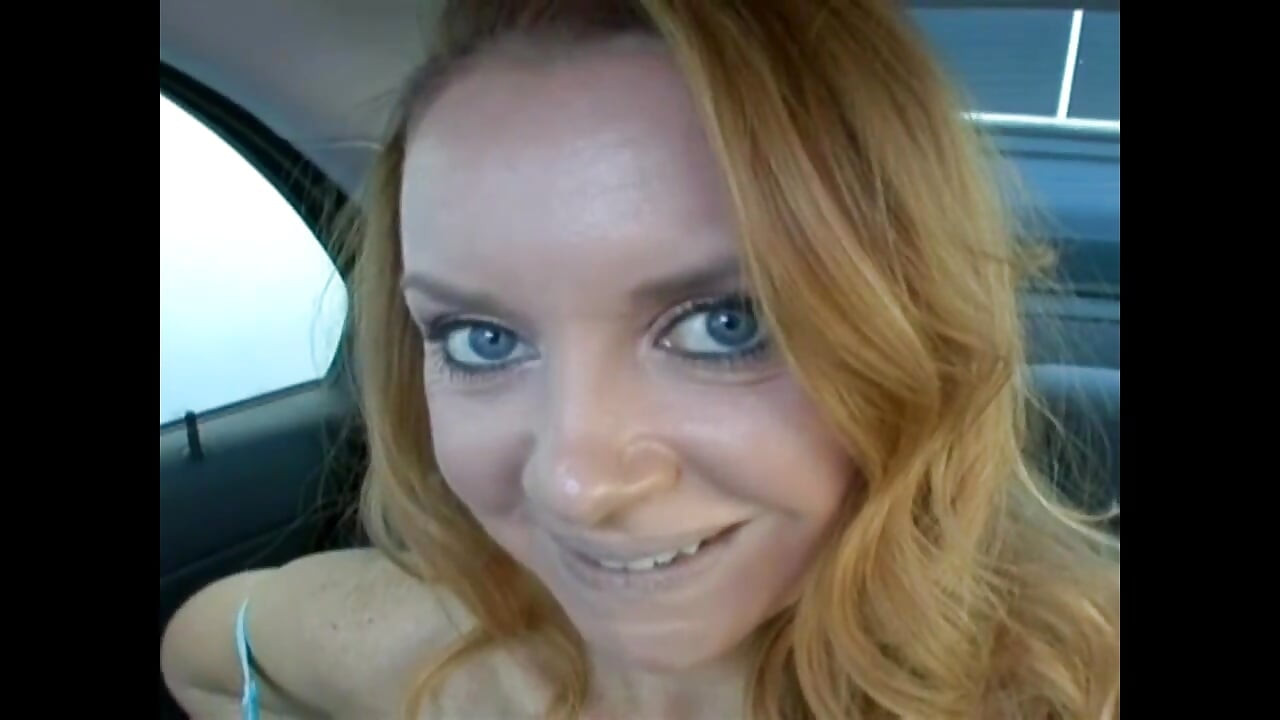 Seksowna suka jedzie kutasa w samochodzie