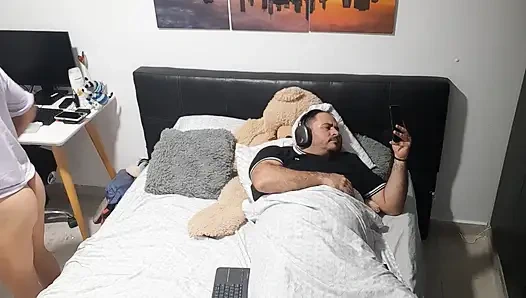 Ich ziehe mich mit meinem Stiefvater um und er schaut mich nicht an