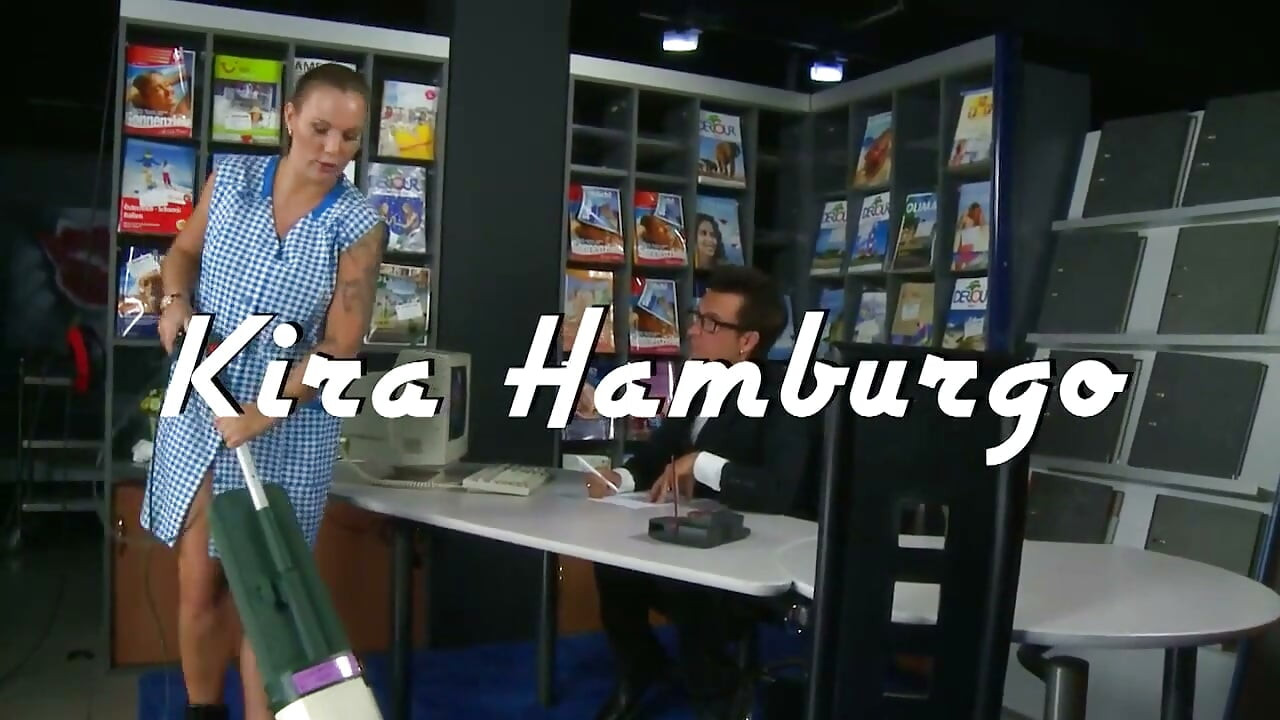 Un bătrân pervers o fute pe doamna de la curățenie!