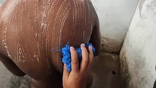 Arkadaşımın karısı banyoda sikişiyor. Hintli köylü teyze seks yapıyor