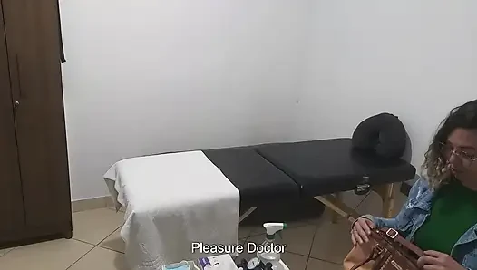 Настоящий доктор осматривает анус и грудь пациентки.