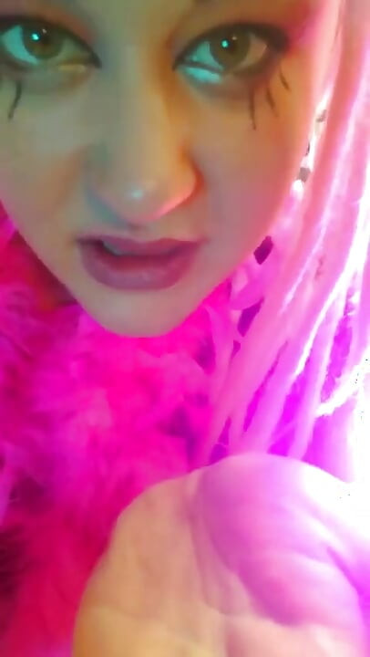 Elimde boşal ve küçük kadın kılıklı bir kaltak gibi sürtün