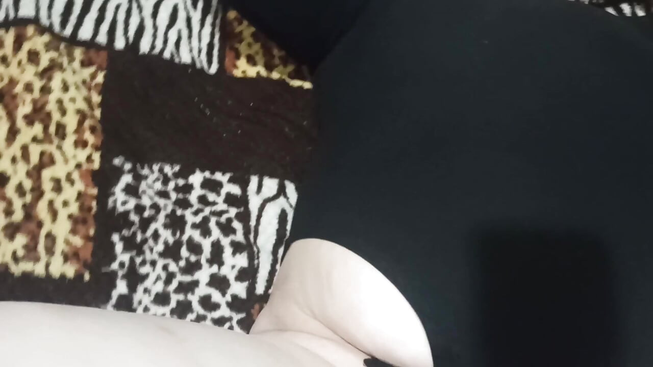 Soțul meu mă atinge, mă masturbează și îl alăptez delicios cu sânii mei