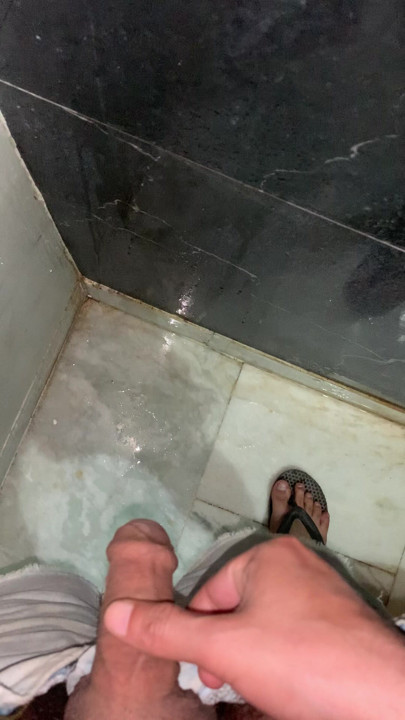 Đi tiểu trong phòng tắm - tưởng tượng khiêu dâm