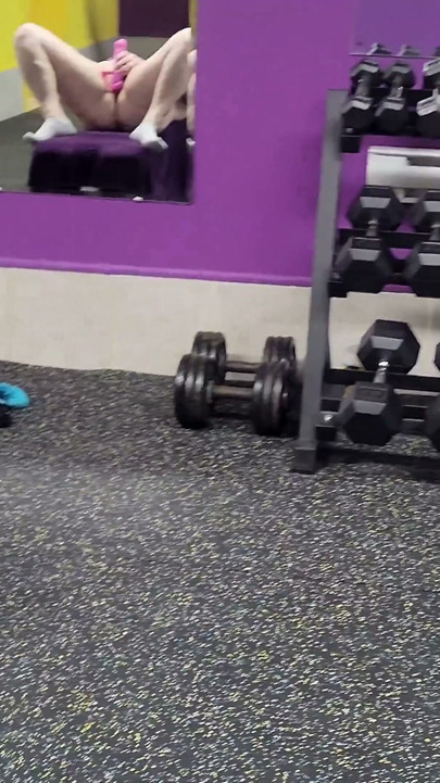 Thick Gym babe gets naked thinking no one is around | Clip 1