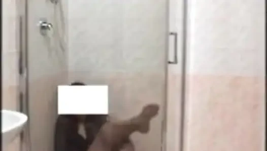 In der dusche mit strumpfhosen