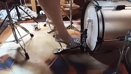 Stilettolarla davul çalmak