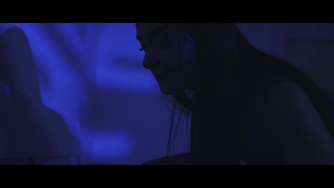 Bruxa Francesa Alice Drake Leva Uma Surra De Uma Grande BBC