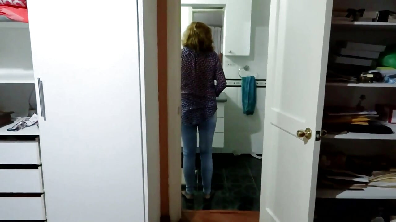 看看我的繼母如何穿著色情內衣上班，這讓我非常興奮。