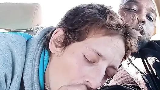 Edepsiz sokak fahişesi kahvaltıda dölümü içiyor. MİLF