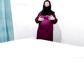 Gorąca arabska mamuśka z ogromnym tyłkiem rucha się z cipką z wibratorem
