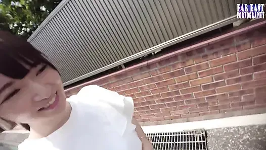 Wet-Mark блуждает, как она оставляет шаловливый мерцающий след там, где она обнажает себя 1-й половине