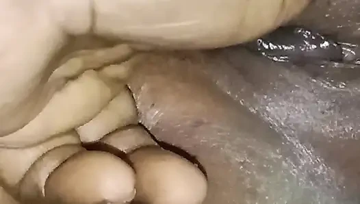 Киску моей мачехи сделали массаж маслом и трахнули пальцами.