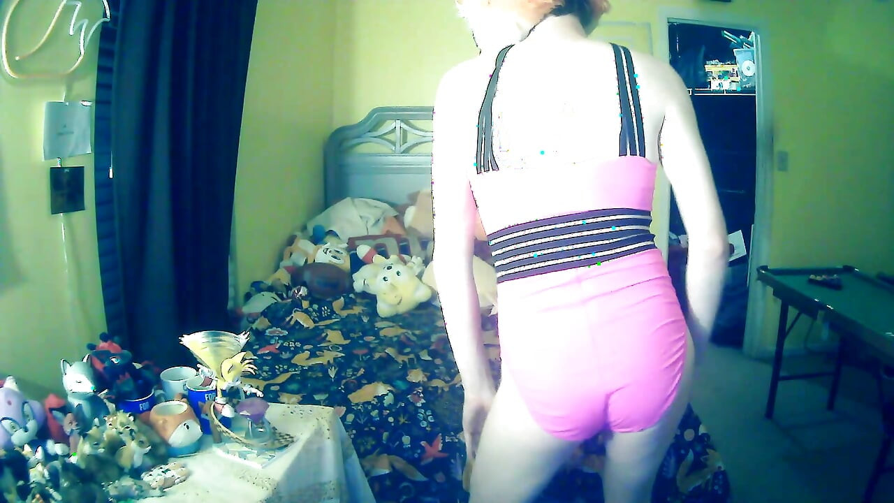 Foxxo si spoglia e munge da solo in Swimsuit.mp4 rosa