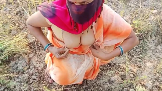 desi bhabhi khet me kam karte time chudai kiya