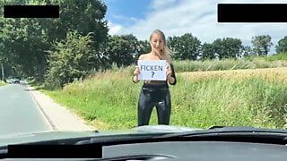 Loira alemã puta em leggings de couro faz sexo em público
