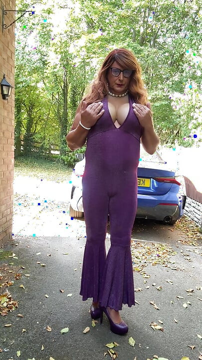 Seksi transvestit kellycd2022 u ljubičastom catsuitu i štiklama