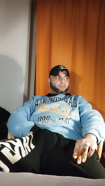 超汚い汚いジャンクブロが靴下とスポーツシューズに放尿する