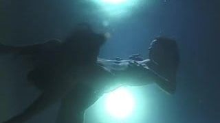 Lesbischer Unterwasser-Sex