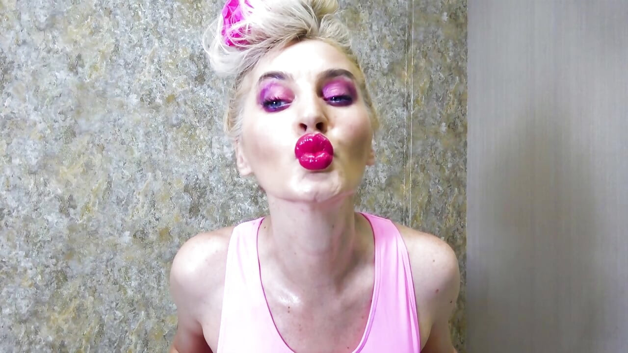 Barbie целует с губной помадой