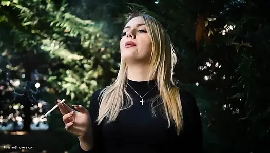 Горячая Крошка-блондинка Курит Одну Черную Сигарету На Природе