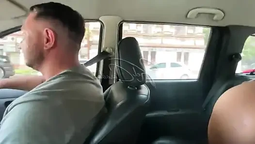 Sie gab ihre muschi im fahrenden auto