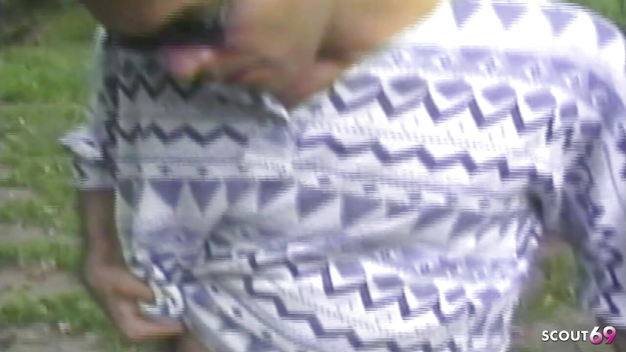 लैटिन लेडीबॉय को बाहर लड़के से पहली गांड चुदाई मिलती है