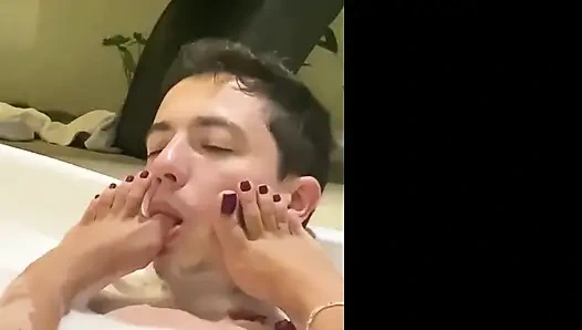 Footjob dan pemujaan kaki dewi kiffa di bak mandi