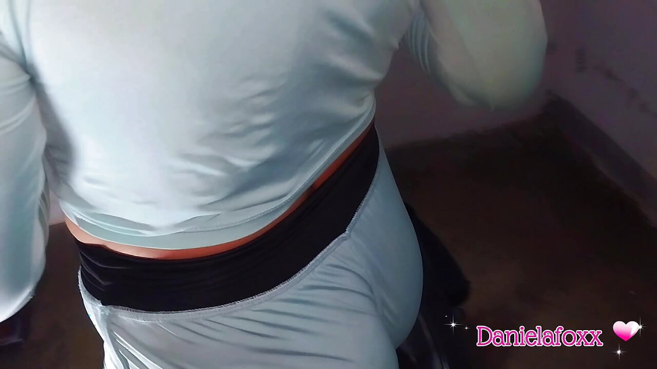 PERVERS TRÆNER RØRER VED MIN RØV OG KOMMER I MUNDEN PÅ MIG