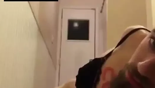 Korkak Dustin stolarz vurma onun kendi göt