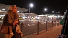 Takevan - blondă țâțoasă prinsă în aeroport și futută în dubă