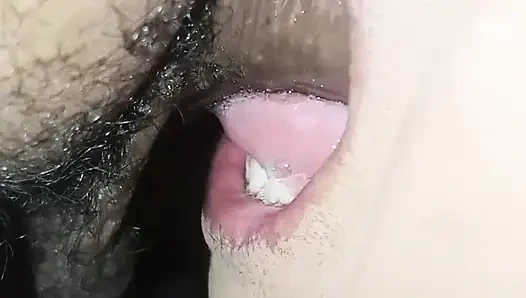 Penisini boğazından çıkarmadan emdi, sadece tamamen yumuşakken durdu.