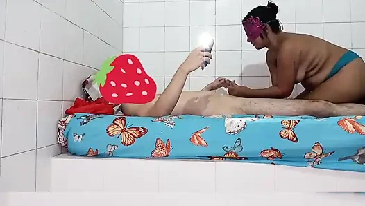 Arkadaşım onu netflix izlemeye davet ederken geceleri eve geliyor ama sonunda New York United'dan olduğu büyük bir yarağı yutuyor