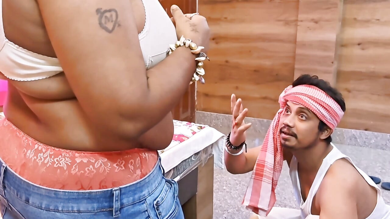 Indian desi bhabhi had hardcore sex with the laundry boy and sucked his pussy in Hindi video