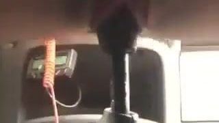 Menina masterbate usando equipamento de carro