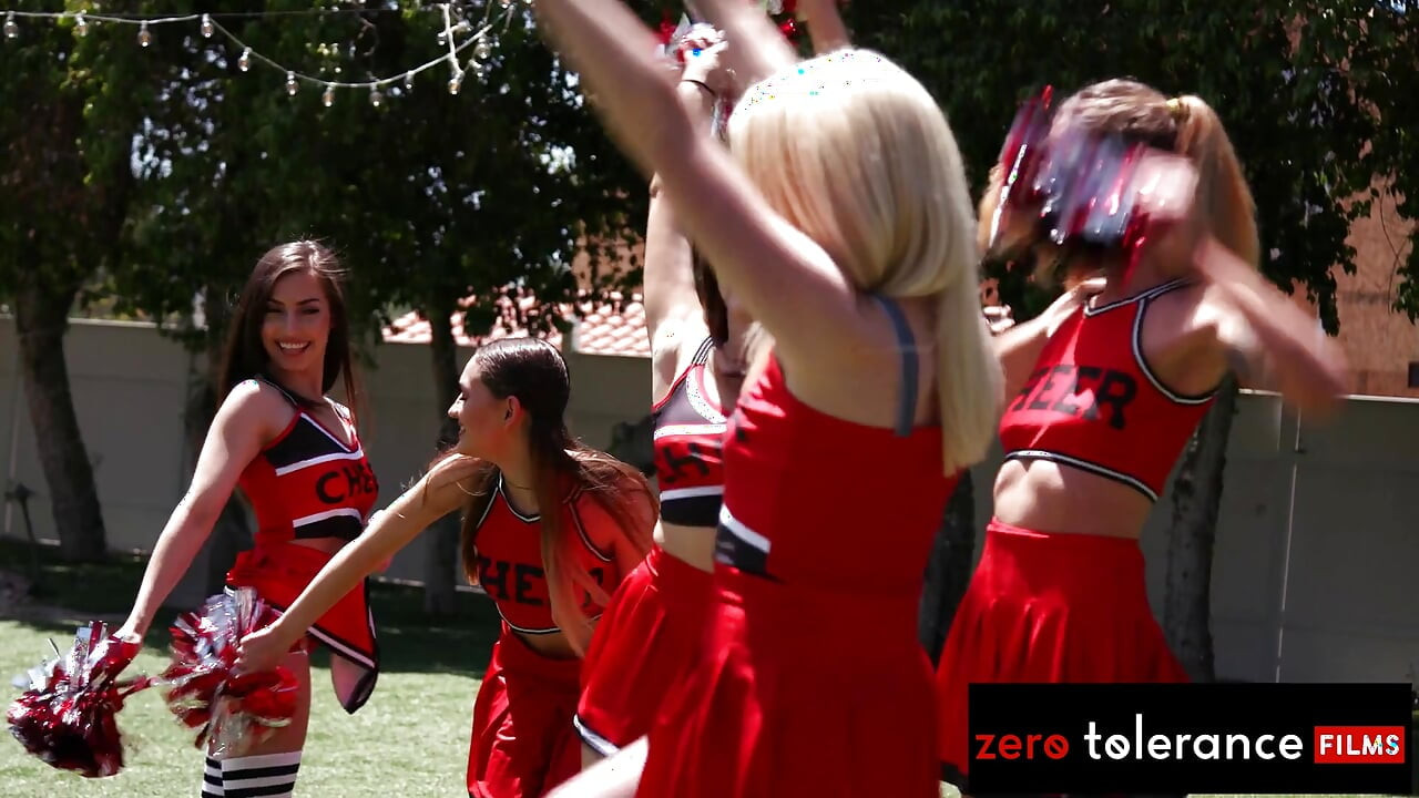 ZERO TOLERADA FILMES - Uniformizado universitário cheer sluts têm suada orgia fuckfest depois da prática