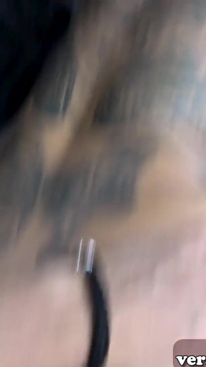 La ragazza tedesca tatuata è eccitata e scopa con un uomo strano | Clip 3
