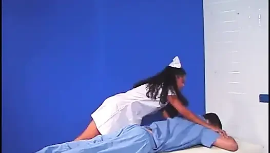Kırmızı topuklu hemşire aletini emmek için seksi hasta delikanlının üstüne çıkıyor
