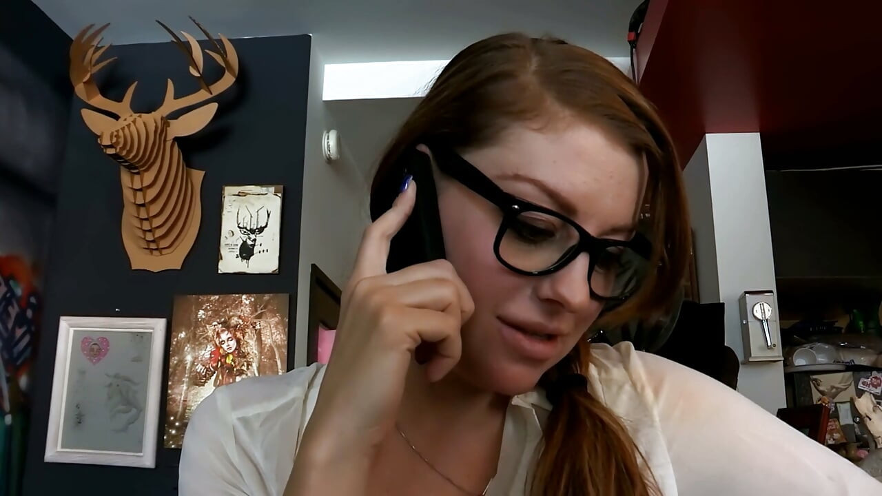 Oreillers rouges et coloc tatouée - une rousse la lèche jusqu’à ce qu’elle trémousse