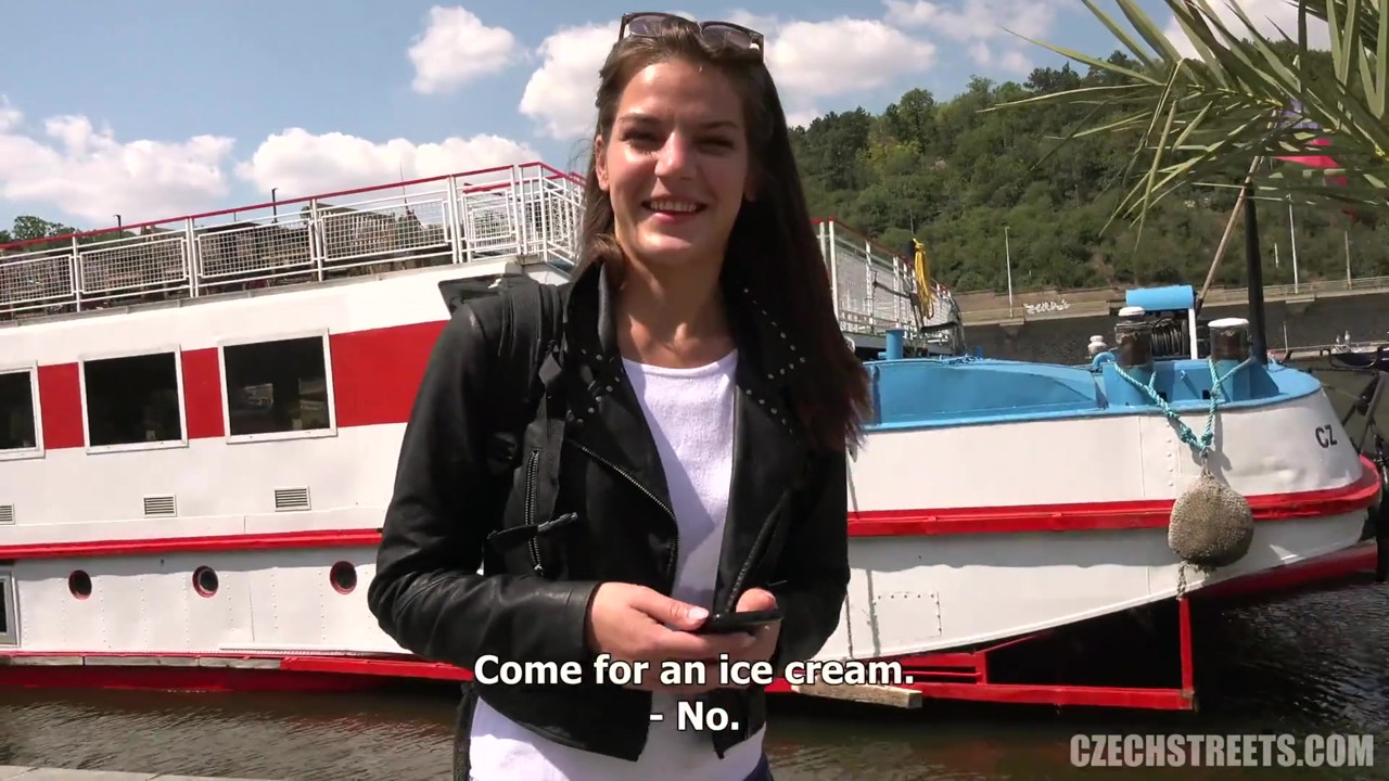 チェコの街 - 史上最もシャイな女の子