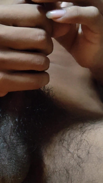 「棒でアナル」からの壮観な瞬間。BDSMの痛いインドのティーンボーイ」