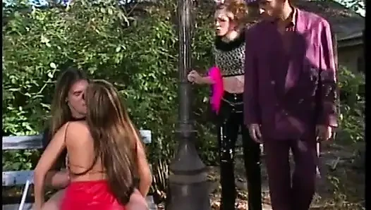 Sexy asiatisches mädchen wird beugt und tief in ihre muschi gefickt