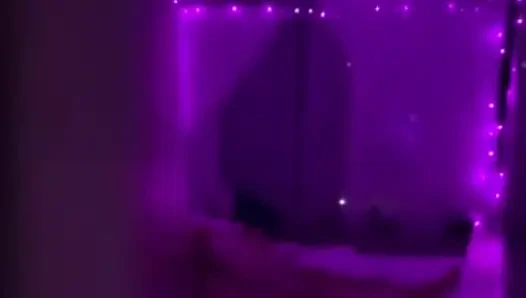 Cuckold memata-matai istrinya